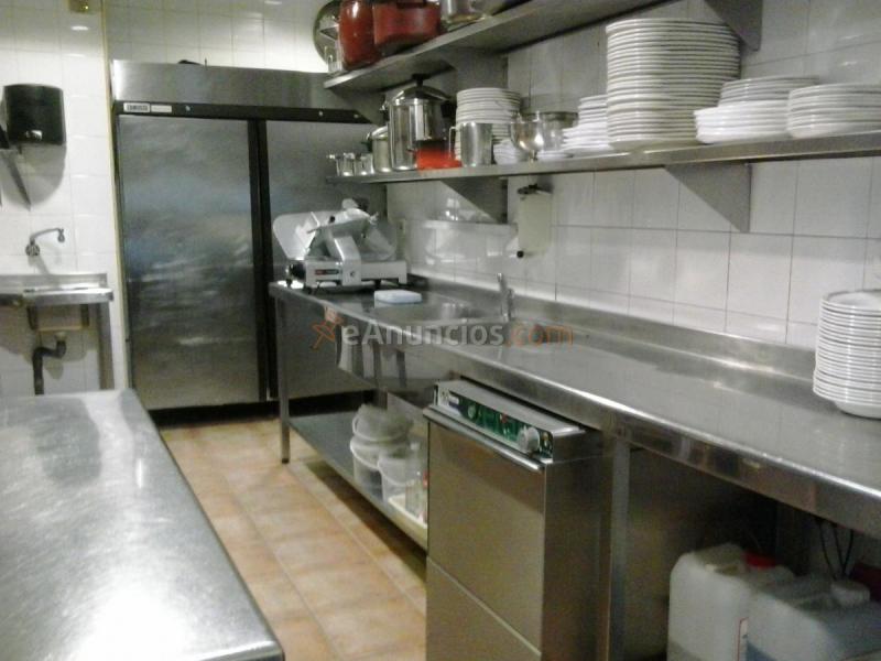 Se vende local (antiguo bar restaurante)