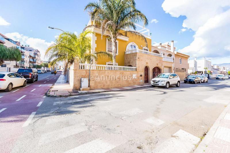 Adosado en venta en  Roquetas, Roquetas de Mar