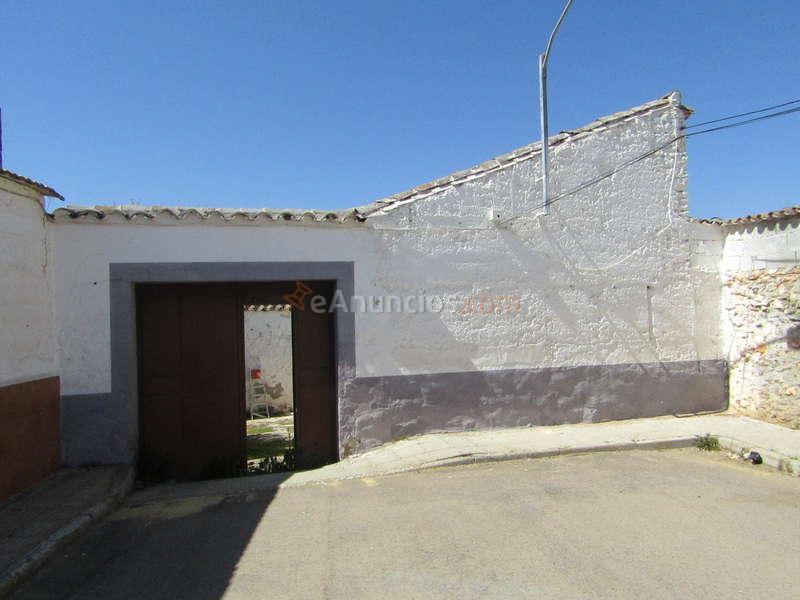 CASA A DOS CALLES DE 240M2 PARA TIRAR