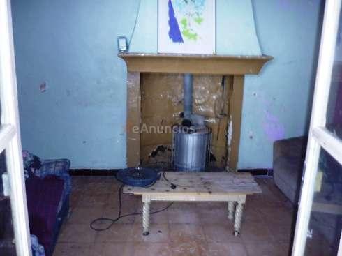 CASA PARA TIRAR JUNTO A LA CALLE 6 DE JUNIO