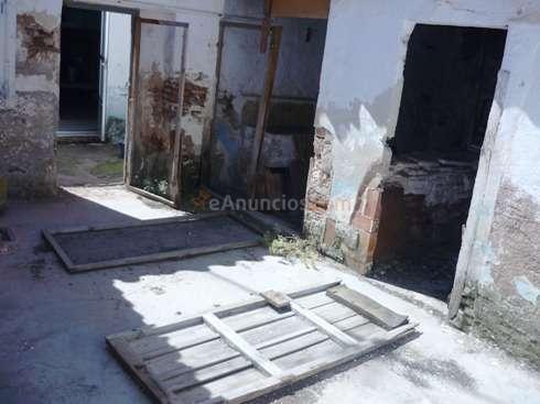 CASA PARA TIRAR JUNTO A LA CALLE 6 DE JUNIO