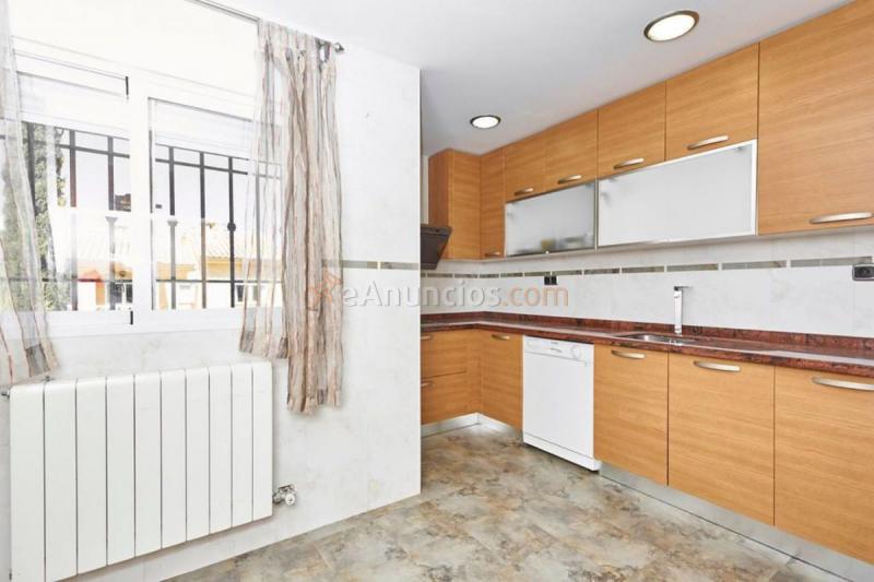 Adosado en venta en  La Zubia