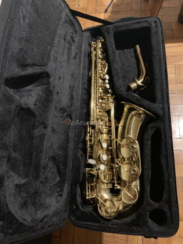 Se vende saxofon