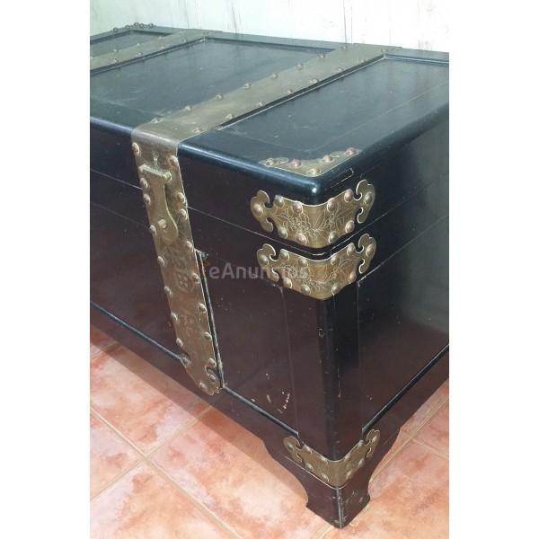 ANTIGUO BAÚL DE VIAJE CON MOTIVOS ORIENTALES