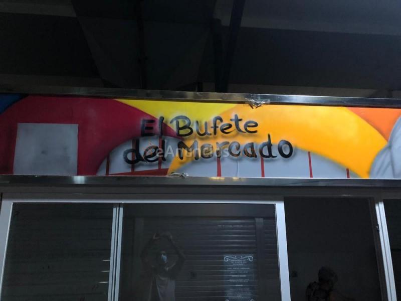 Se pintan logotipos de empresas y negocios en fachadas,