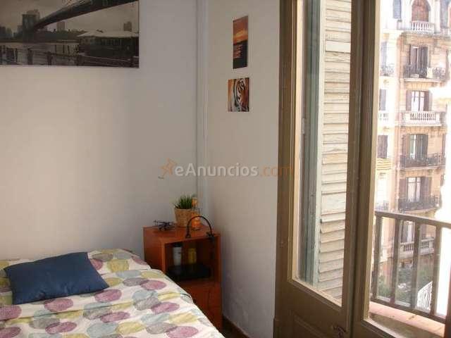 Habitación con balcon luminosa en barcelona