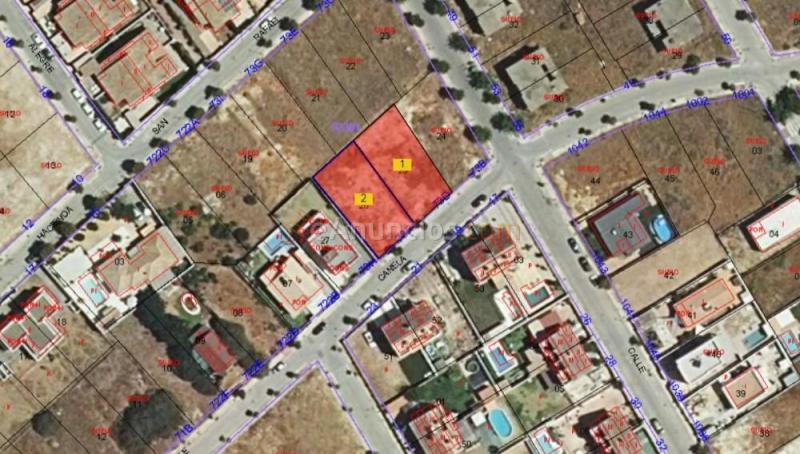 Dos solares contiguos en venta en calle Canela