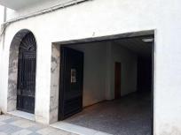 Dos pisos mas local comercial.