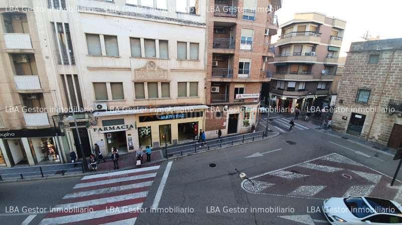 Local comercial junto al ayuntamiento.