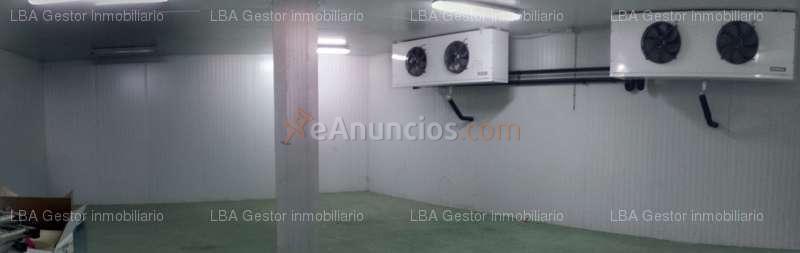 NAVE INDUSTRIAL EN ESQUINA CON CÁMARAS DE CONGELACIÓN DENTRO DE LA TRAMA URBANA