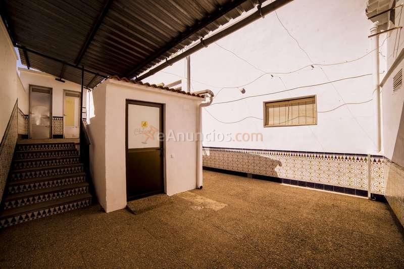 Local comercial, bien acondicionado.