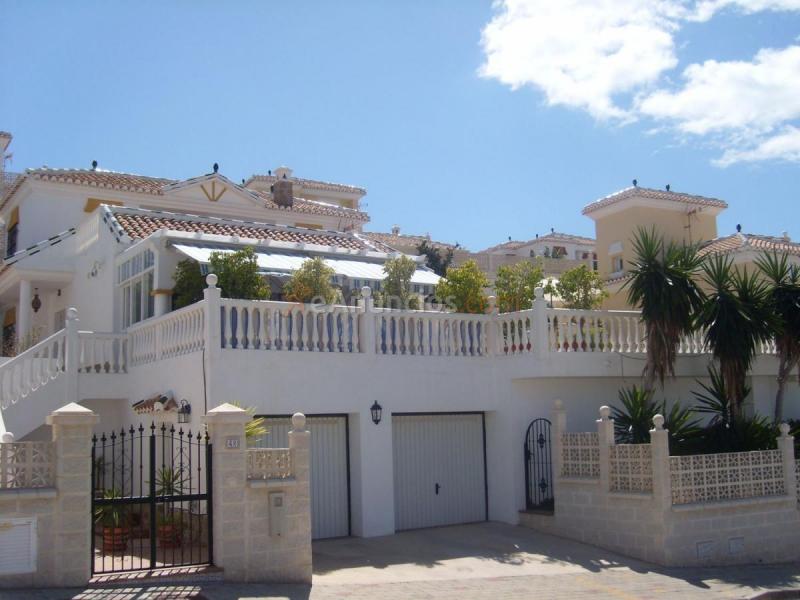 Adosado en venta en  Almayate Bajo