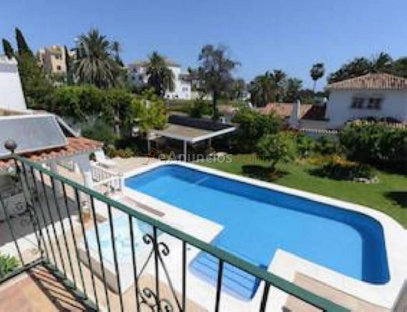 Adosado en venta en  PUERTO BANÚS, Nueva Andalucía, Marbella