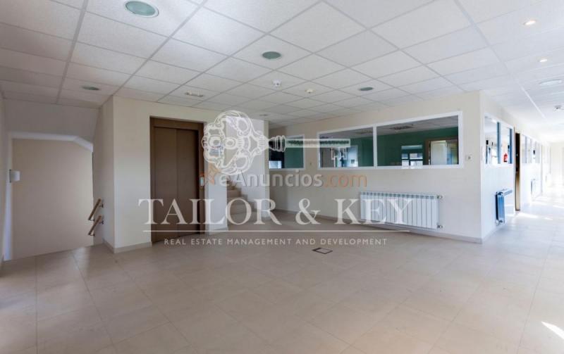 Local Comercial en venta en Calle la Cruz de la Sangre, Sevilla la Nueva