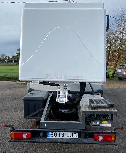 Camion grua con cesta