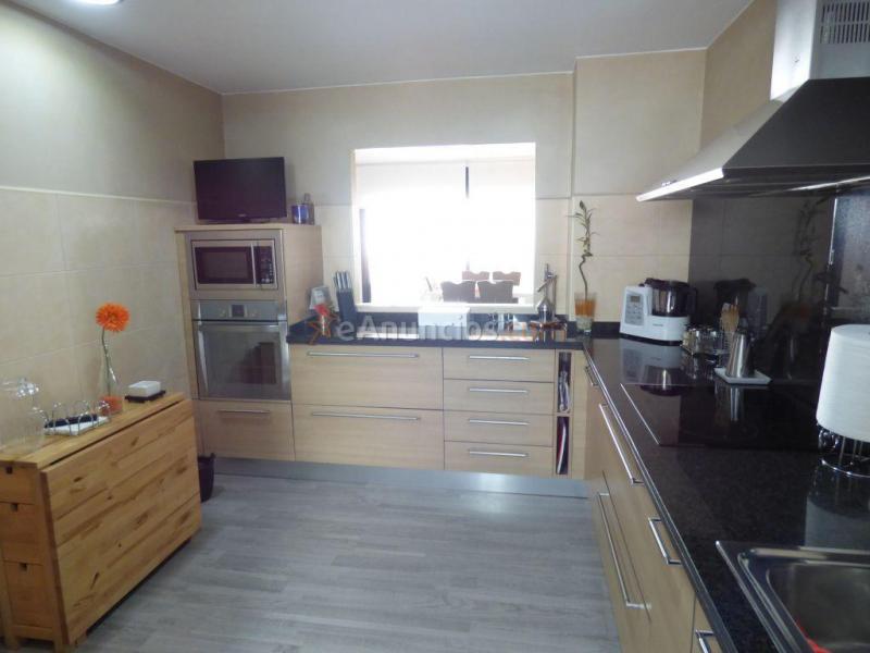 ESPECTACULAR CASA SEMINUEVA DE CINCO HABITACIONES CON TERRAZA EN VENTA EN EL PONT DE VILOMARA.