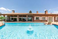 Espectacular casa de estilo rústico en una planta