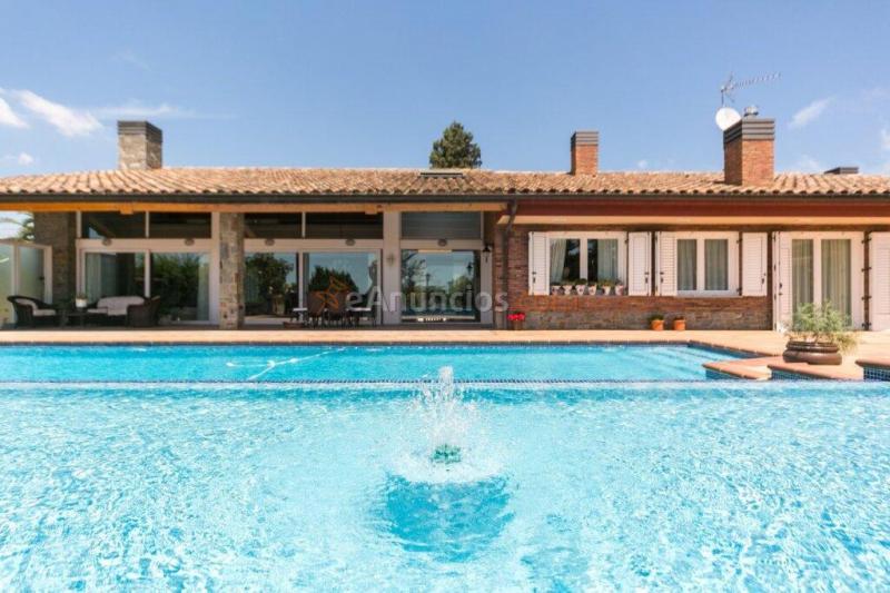 Espectacular casa de estilo rústico en una planta