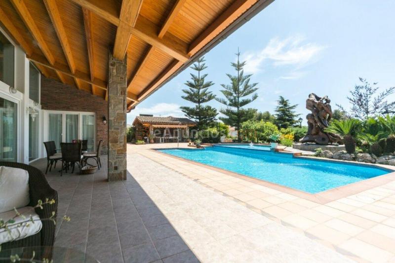 Espectacular casa de estilo rústico en una planta