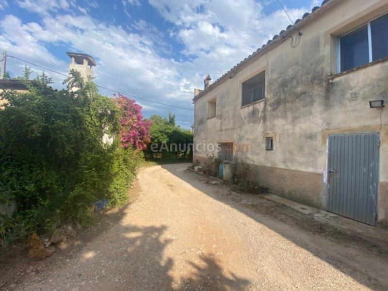 Finca con 3 casas a 500 metros del pueblo