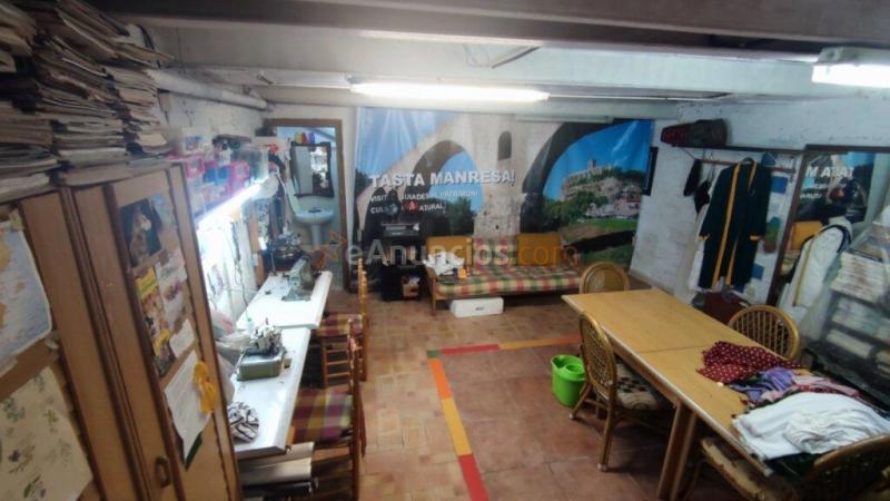 CASA DE TRES PLANTAS EN VENTA DE CUATRO HABITACIONES CON PATIO Y TERRAZA EN MANRESA.