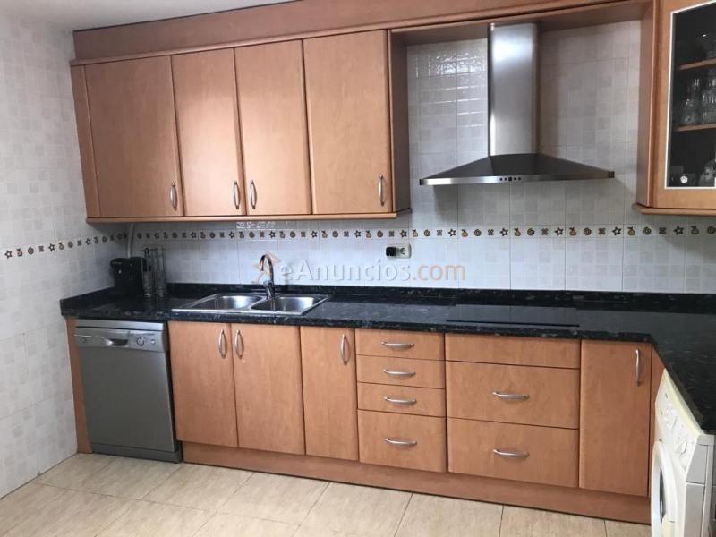 CASA SEMINUEVA DE TRES HABITACIONES Y DOS TERRAZAS A LA VENTA EN LA BARRIADA DE SANT PAU.