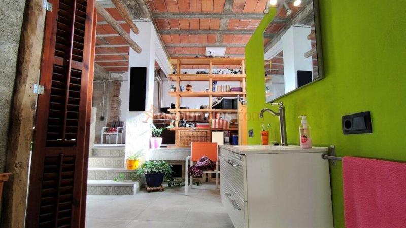 CASA DE TRES PLANTAS UNICA EN SU ESTILO EN VENTA EN EL CENTRO DE SANTPEDOR.