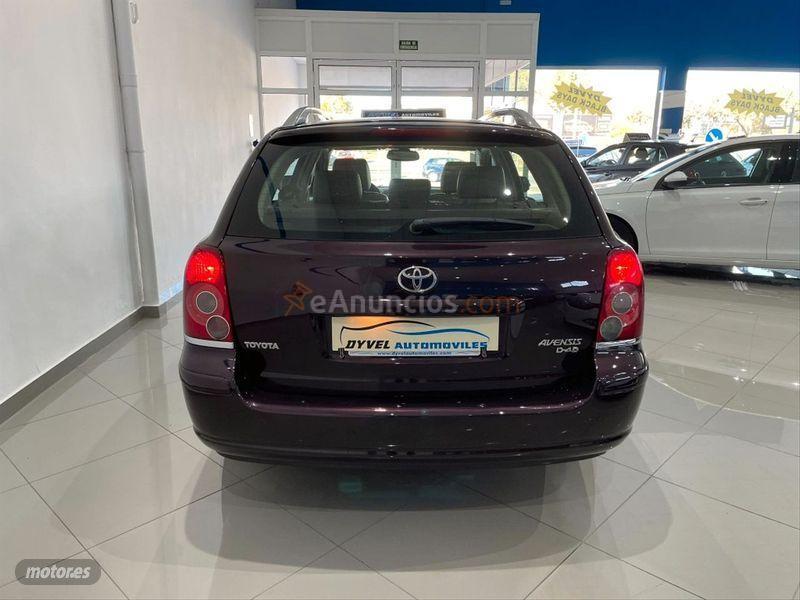 Toyota Avensis 2.2 D4D Executive Wagon de 2007 con 221.000 Km por 5.900 EUR. en Sevilla