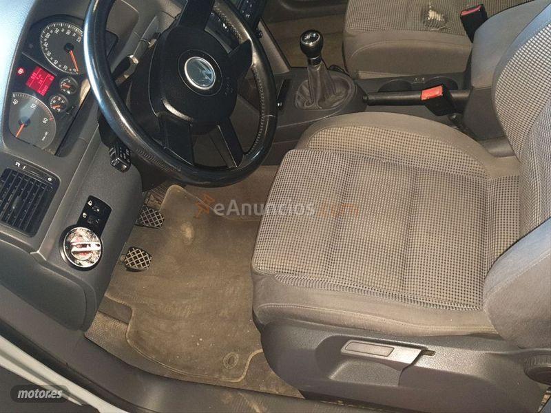 Volkswagen Touran 2.0 TDI TRENDLINE de 2004 con 317.000 Km por 3.900 EUR. en Leon