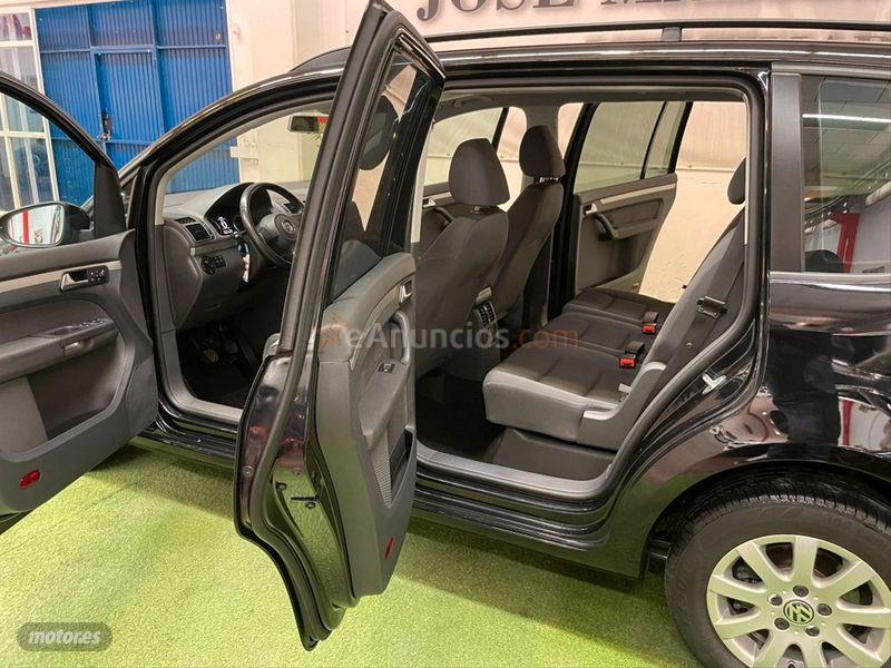Volkswagen Touran 1.6 TDI 105cv Advance de 2013 con 172.000 Km por 13.990 EUR. en Sevilla