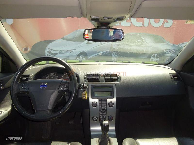 Volvo V 50 2.0D Momentum de 2006 con 233.000 Km por 4.100 EUR. en Madrid