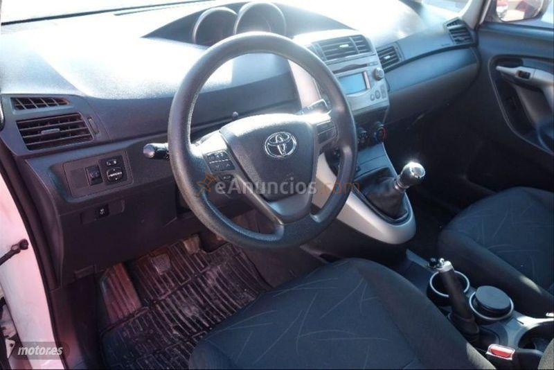Toyota Verso 2.0 D4D Active 7pl. de 2010 con 410.000 Km por 3.990 EUR. en Valencia