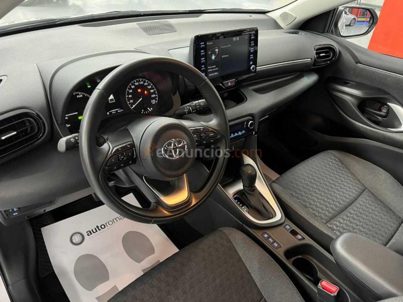 Toyota Yaris HYBRID. Solo estrenado 