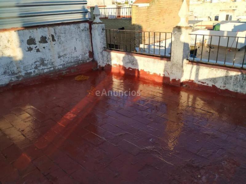 Casa de pueblo consta de dos plantas y azotea.