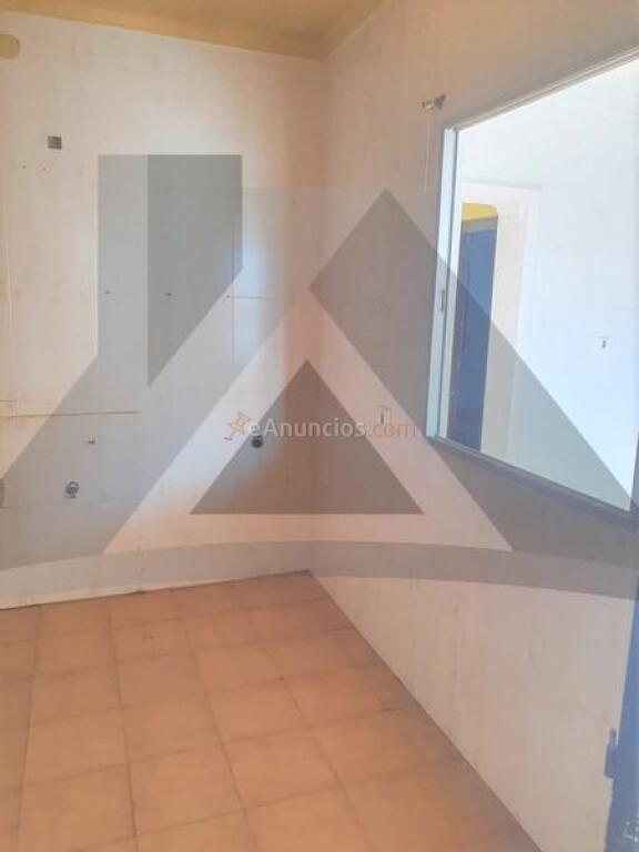 Piso en primera planta sin ascensor, necesita reforma.