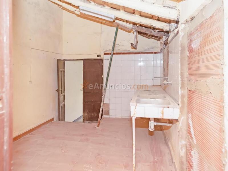 Casa adosada distribuida en dos plantas **PRECIO NEGOCIABLE**