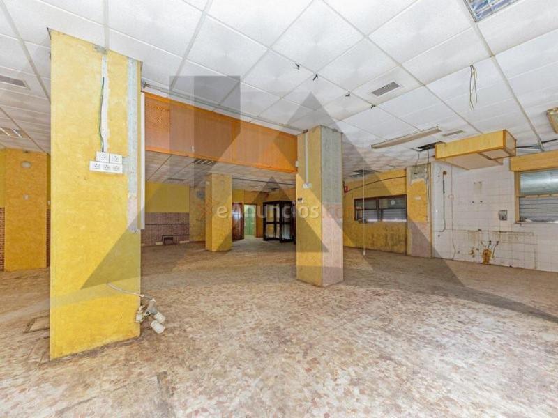 Gran local de esquina de 238 m2, con 3 accesos desde dos calles,