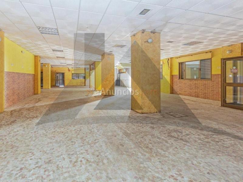 Gran local de esquina de 238 m2, con 3 accesos desde dos calles,