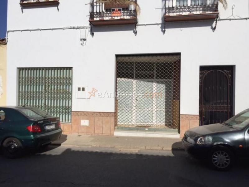 Nave industrial distribuida en dos plantas, una destinada a almacén y la otra a vivienda