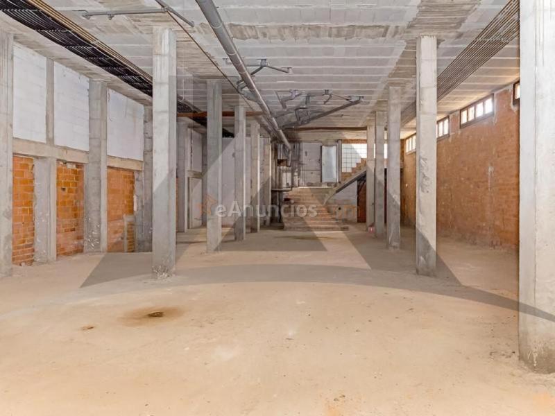 Local comercial diáfano y en bruto, en planta semisótano edificio residencial,  Bien situado en zona céntrica de la localidad