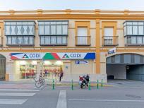 Local comercial situado en la primera planta de un edificio principalmente residencial.