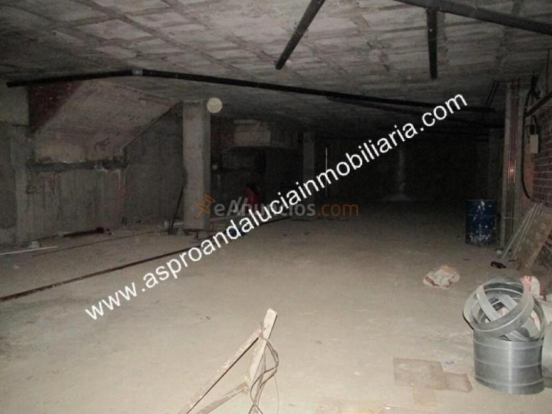 Local comercial situado en la primera planta de un edificio principalmente residencial.