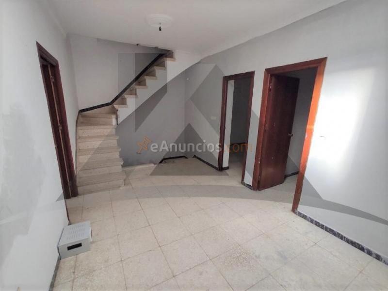 Casa de pueblo de dos plantas con amplia terraza privada y garaje cerrado.