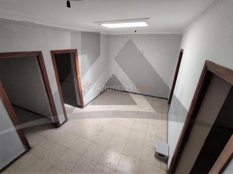 Casa de pueblo de dos plantas con amplia terraza privada y garaje cerrado.