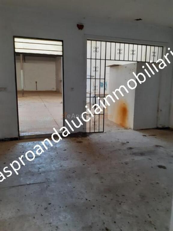 Nave con salida a dos calles con una superficie de 1388,82 m2