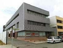 Oficina situada en la primera planta de un edificio. dispone de una plaza de parking y ascensor.