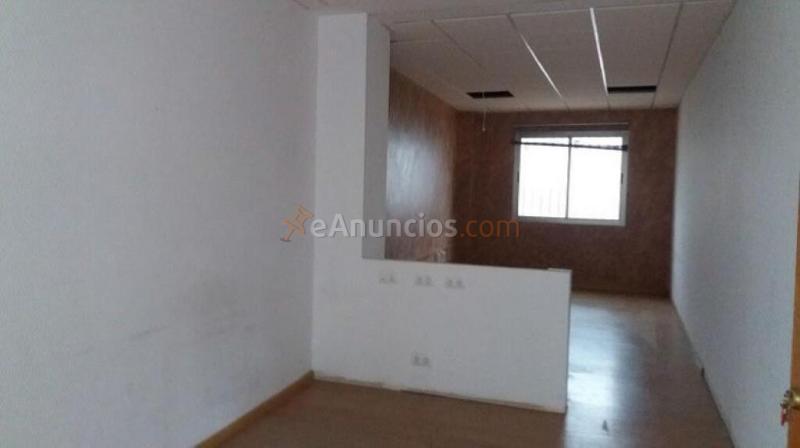 Oficina situada en la primera planta de un edificio. dispone de una plaza de parking y ascensor.