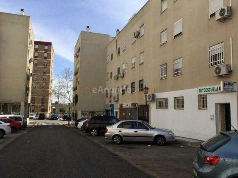 Local comercial número 3 en planta baja del edificio, con acceso directo desde la calle. Situado junto a Av. de Andalucía