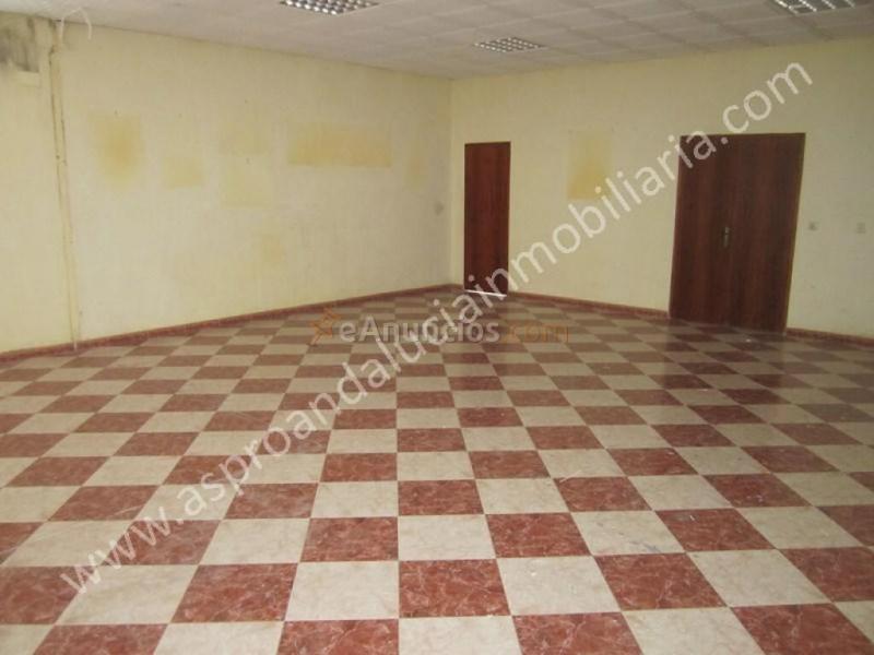 local comercial de dos plantas, posibilidad de solicitar cambio uso a residencial, y poder reformarlo para vivienda