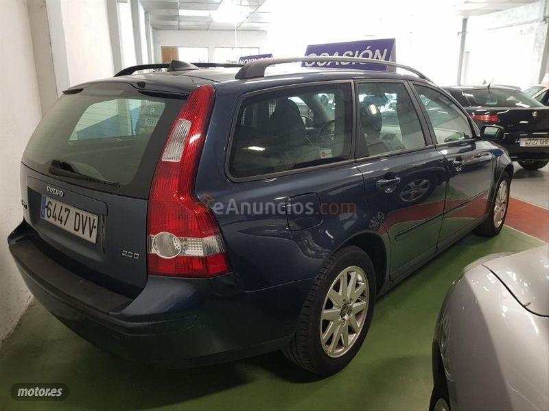 Volvo V 50 2.0D Kinetic de 2006 con 202.000 Km por 4.500 EUR. en Valladolid